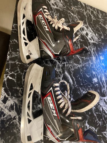 Senior CCM Extra Wide Width 9 JetSpeed FT490 Hockey Skates