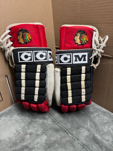 VINTAGE 15” NHL CHICAGO BLACKHAWKS GAME WORN HOCKEY GLOVES