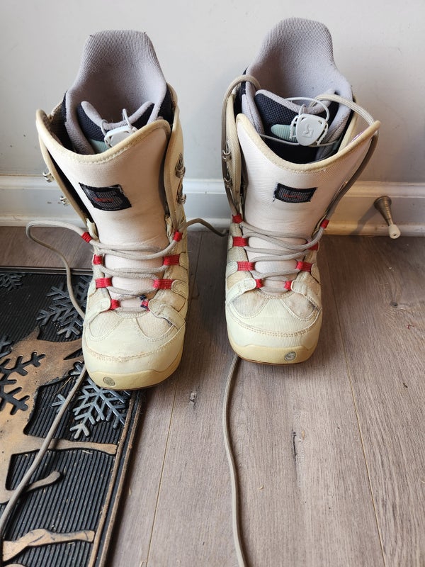 Used Women's 7.5 Burton Moto Snowboard Boots