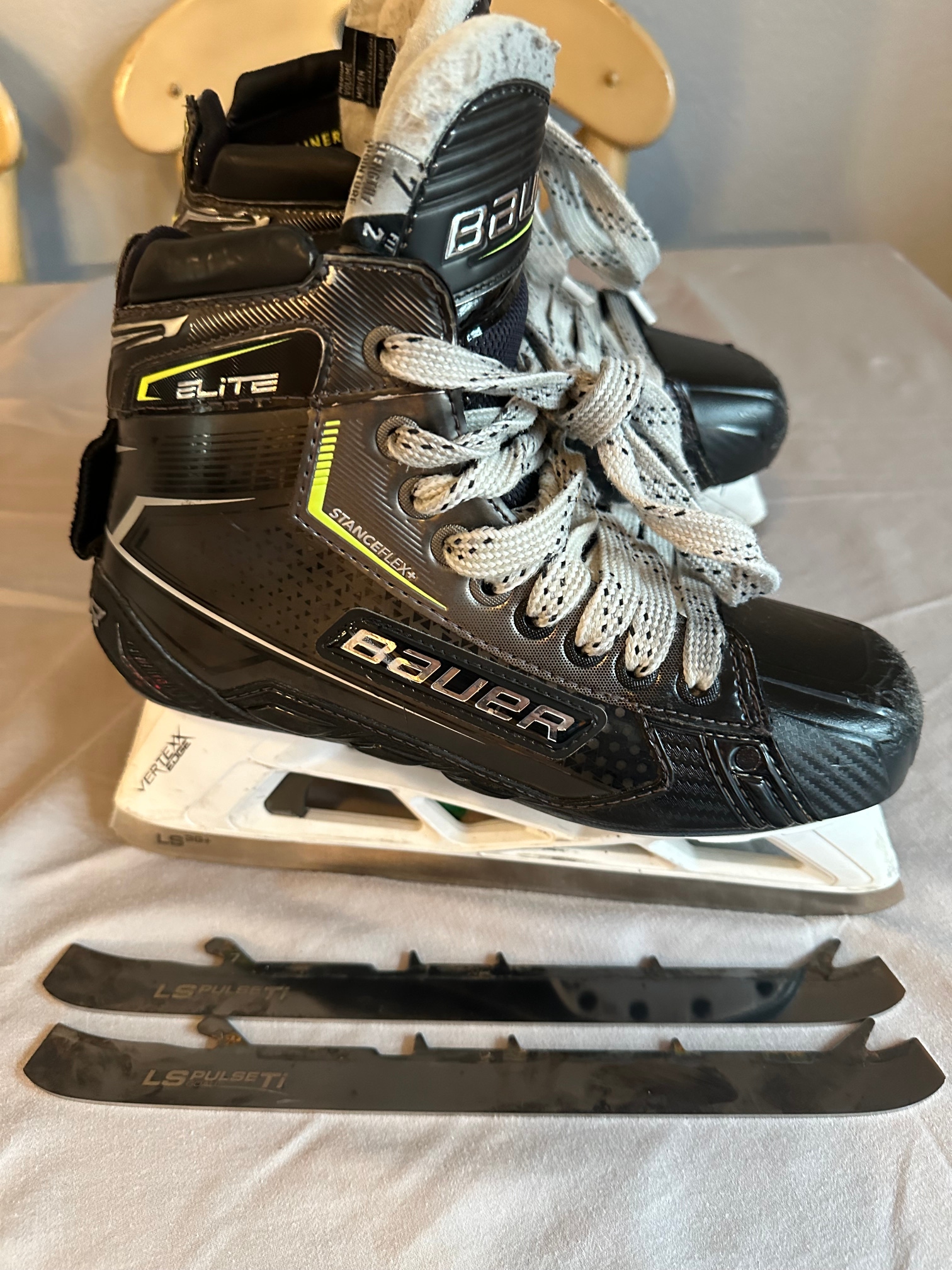 Bauer Elite Hockey Goalie Skates Regular Width Size 7