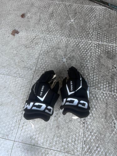 CCM AS550 hockey gloves (Used 1 time)