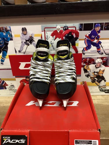 Intermediate New CCM Tacks Classic Pro Hockey Skates Regular Width Size 4.5