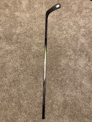 **NEW** Vapor HyperLite 2 Grip Hockey Stick Senior Right Handed P92 Flex 77