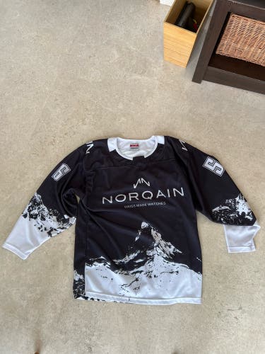 Men’s Medium Black Ice Hockey Jersey