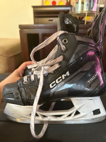 Intermediate CCM Regular Width Size 4.5 Tacks Vector Hockey Skates