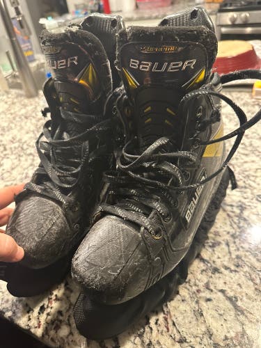 Junior Used Bauer Supreme UltraSonic Hockey Skates Regular Width Size 5