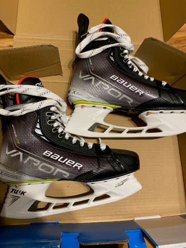BRAND NEW Bauer Vapor Hyperlite Skates (Size 7/Fit 3)