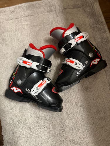 Kid's Nordica Gp T2 Junior Downhill Ski Boots Size 214 mm, which should be shoe size 3.0