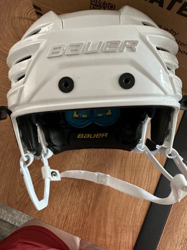 New Medium Bauer Re-Akt 150 Helmet