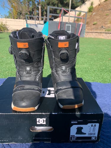 DC Mora Size 8 Women’s Snowboard Boots