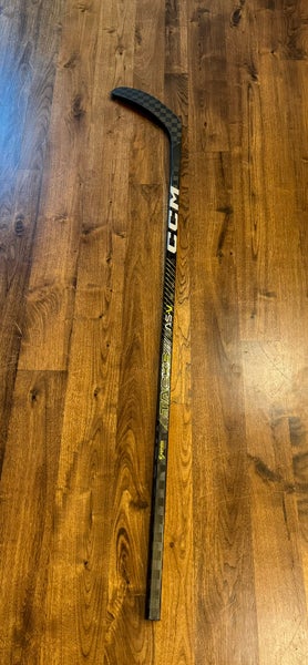 Junior Right Handed P29 Tacks AS-V Hockey Stick