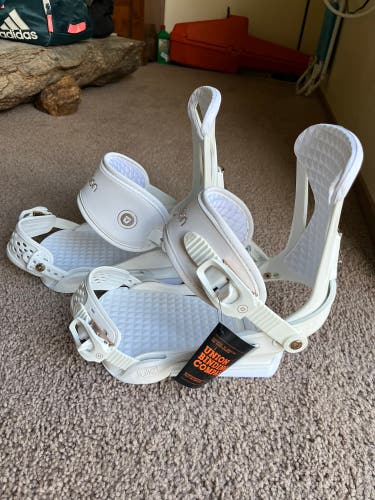 NEW Union Juliet snowboard bindings (M, white)