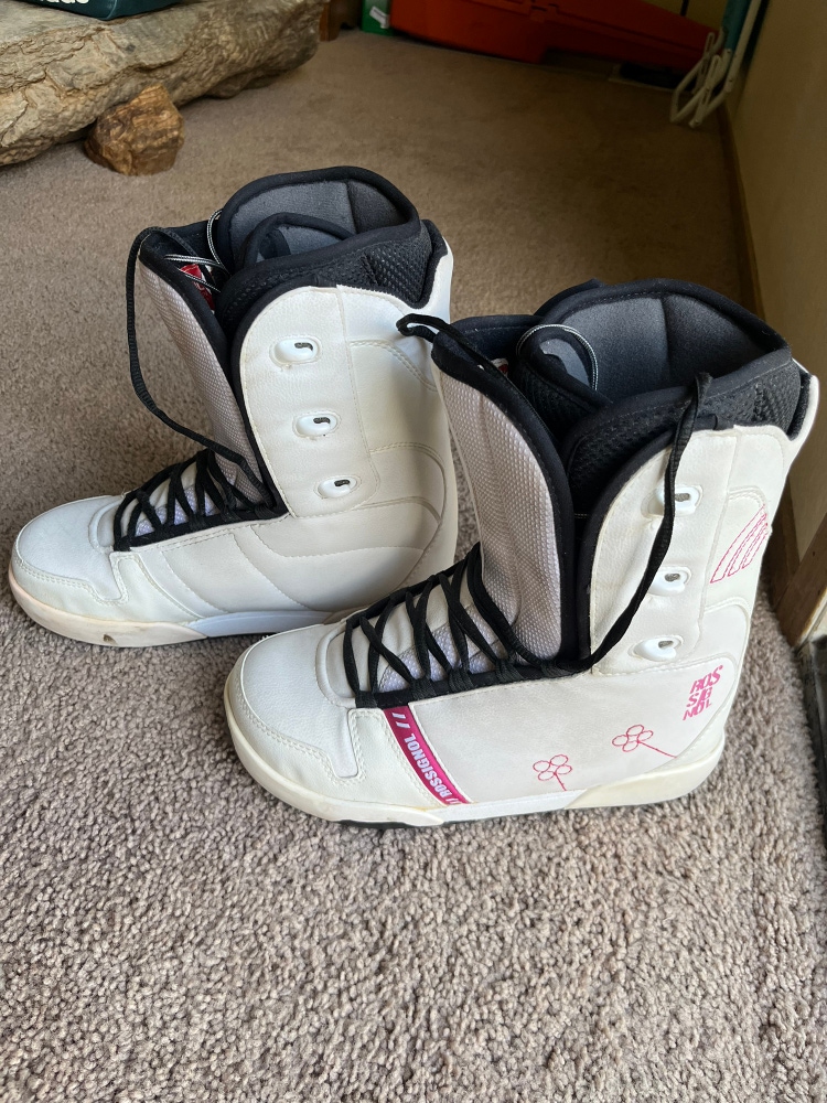 USED Rossignol snowboard boots (men’s 8.5, white)