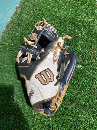 Used Right Hand Throw 11.5" A2000 Baseball Glove