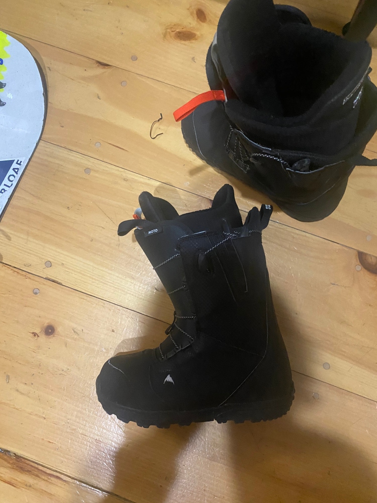 Selmon Snowboard (129cm) with union bindings and burton boots (size 8) bundle