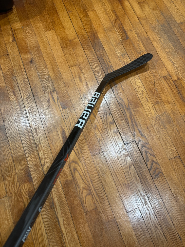 Senior Right Handed P92M Pro Stock Bauer Vapor League Hockey Stick