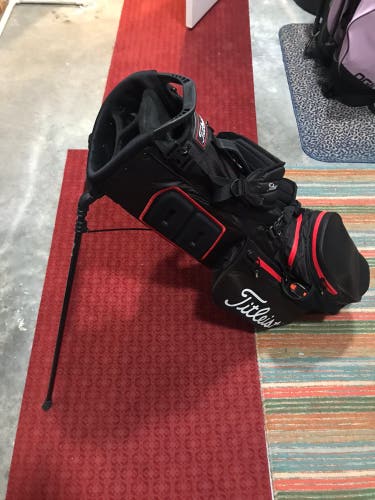 Titleist Players 4 StaDry Golf Stand Bag Straps Floor Model 85523