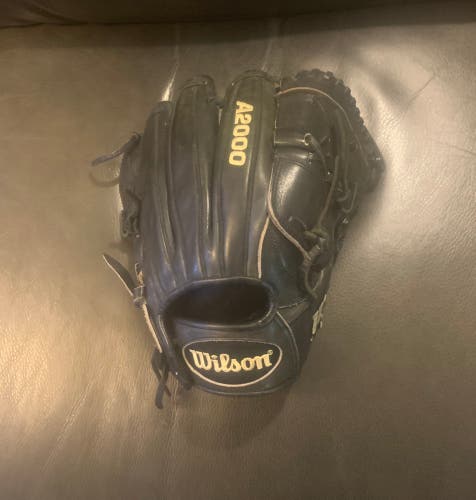 Pitcher's 11.75" A2000 Baseball Glove