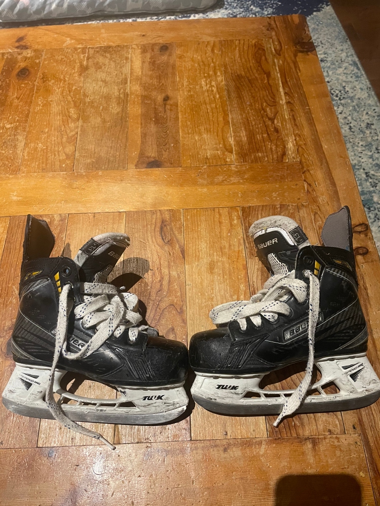 Youth Used Bauer Supreme S190 Hockey Skates Regular Width Size 13.5