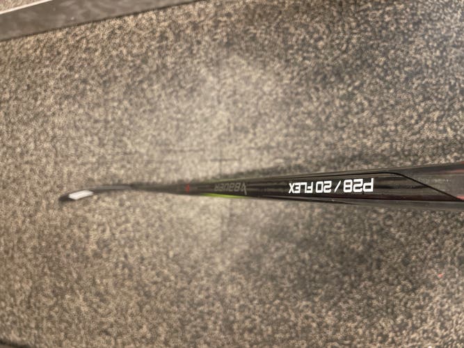 Youth Right Handed 20 Flex P28 Vapor Hyperlite 2 Hockey Stick