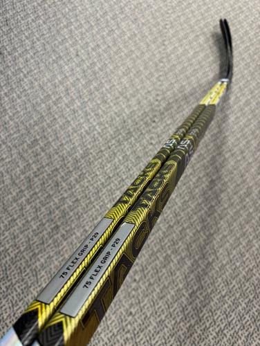 2-Pack CCM AS-V Pro 75 Flex P29 curve right hand sticks