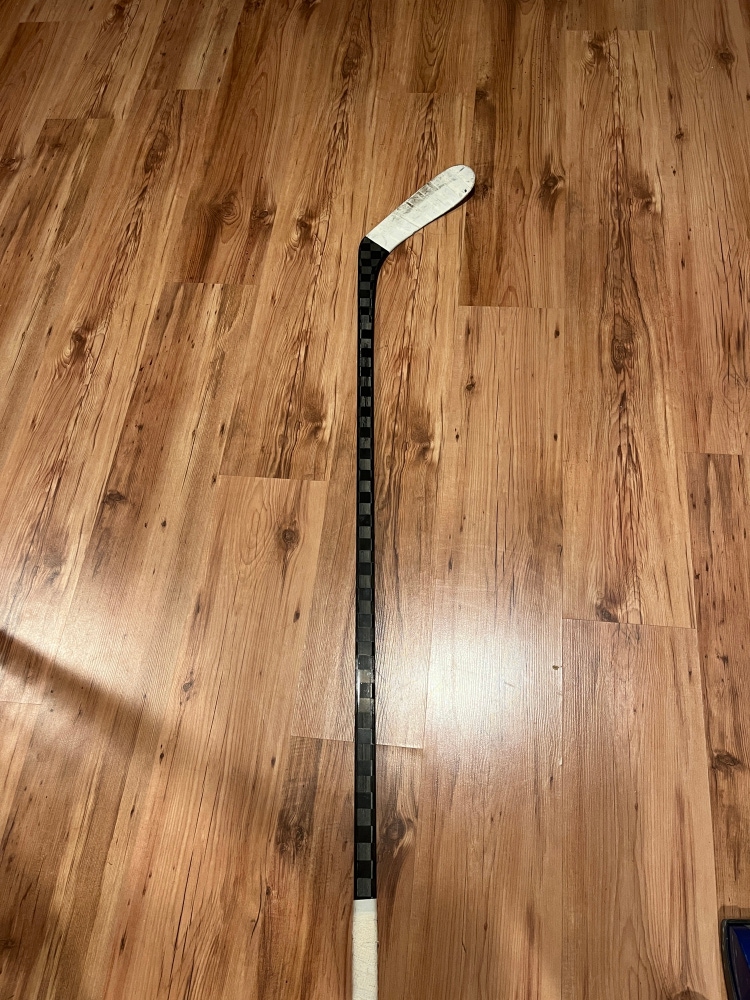Intermediate Right Handed P28 Pro Blackout Hockey Stick