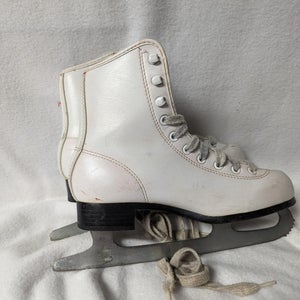 Youth Figure Ice Skates Size 3 Color White Condition Used