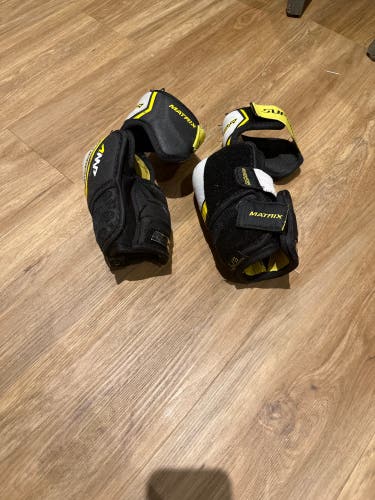 Used Medium Bauer Supreme Elbow Pads