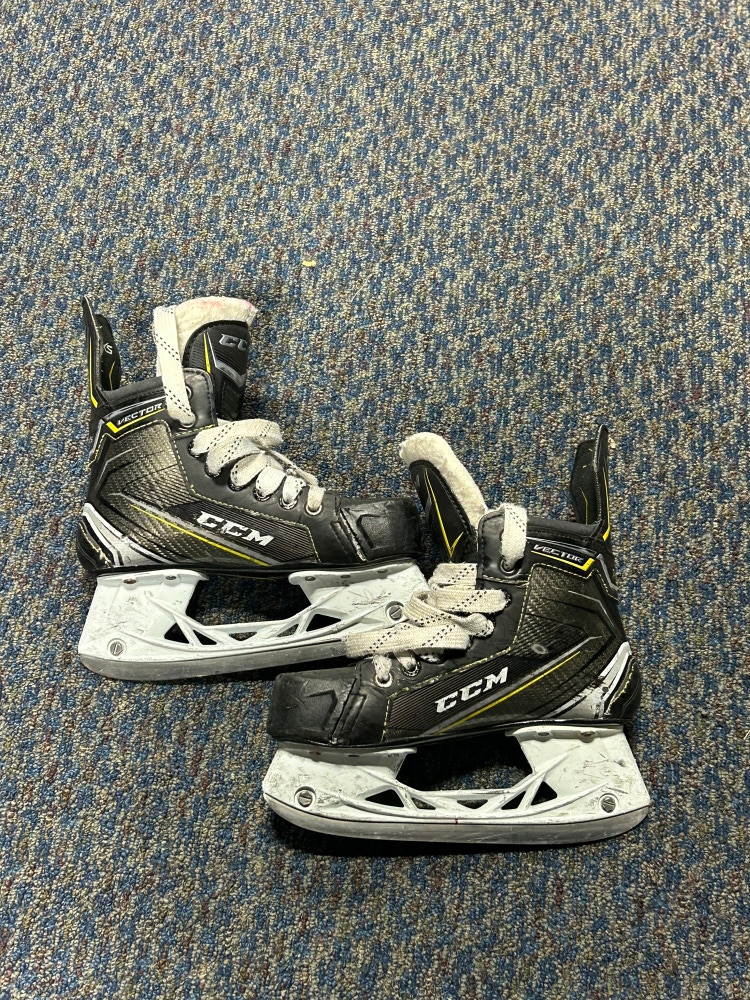 Used Junior CCM Tacks Vector Hockey Skates D&R (Regular) 2.5 - Junior
