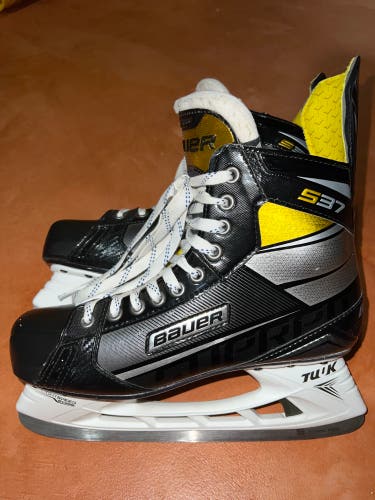 Senior Bauer Regular Width 9.5 Supreme S37 Hockey Skates