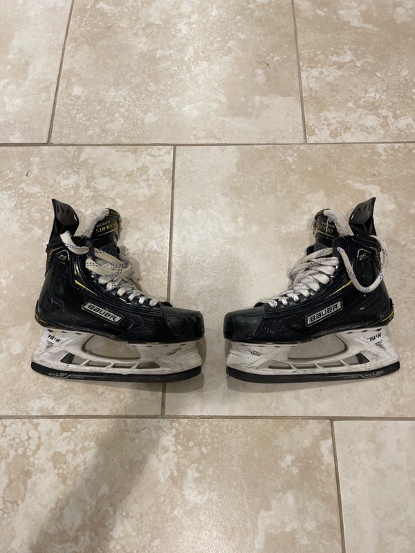 Intermediate Bauer Regular Width  Size 5 Supreme 2S Pro Hockey Skates