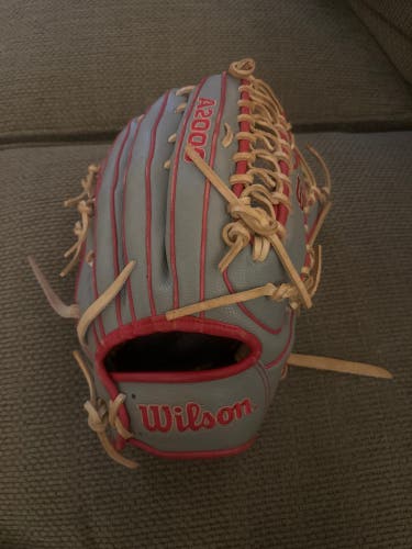 Used 2021 Right Hand Throw 12.75" A2000 Baseball Glove