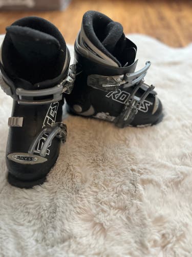 Kids Used Unisex Roces  adjustable ski boot Ski Boots Soft Flex (Youth shoe size 9-12.5)