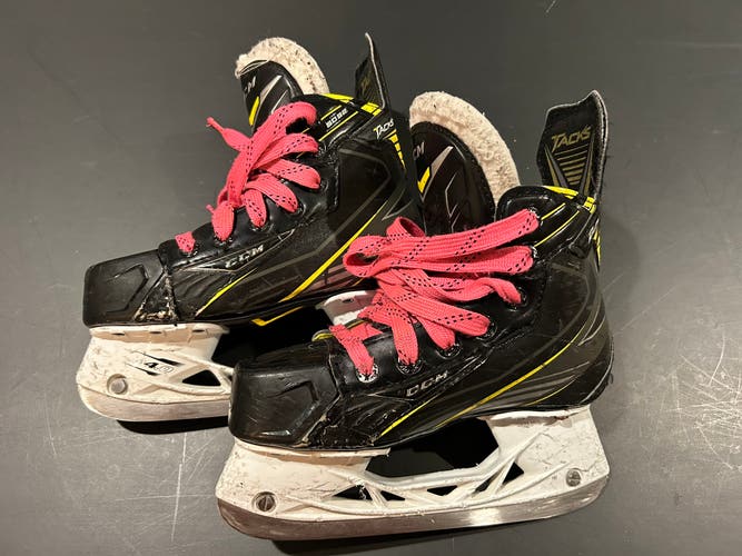 Junior CCM Regular Width   Size 1.5 Tacks 5092 Hockey Skates