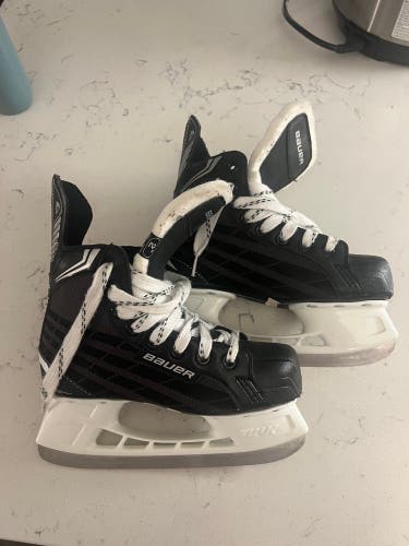 Used Bauer Size 2R Nexus Classic Hockey Skates