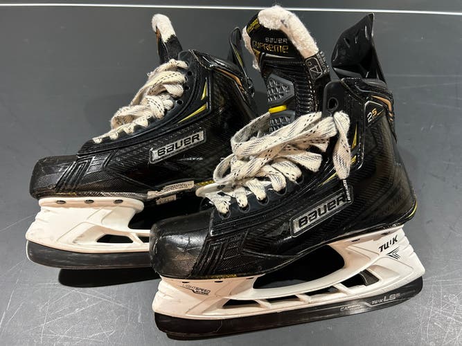Intermediate Bauer Regular Width   Size 4 Supreme 2S Pro Hockey Skates
