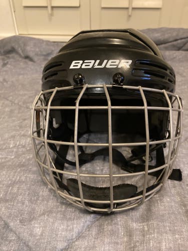 Junior Bauer BHH2100 hockey helmet with junior Bauer FM2100 face mask