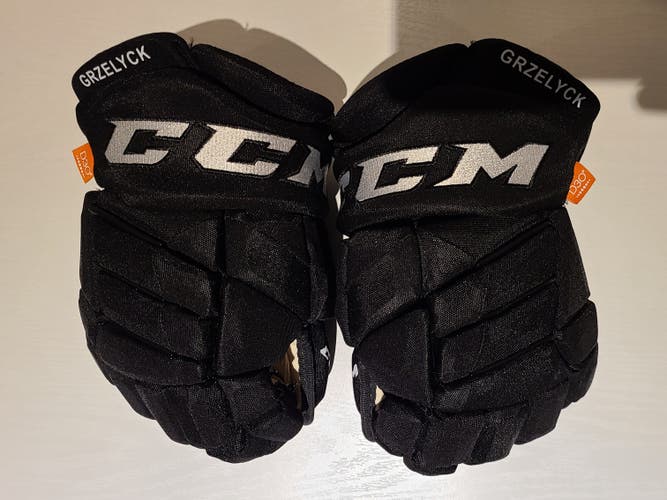 New CCM HGPJS Gloves 13" Black NHL Pro Stock