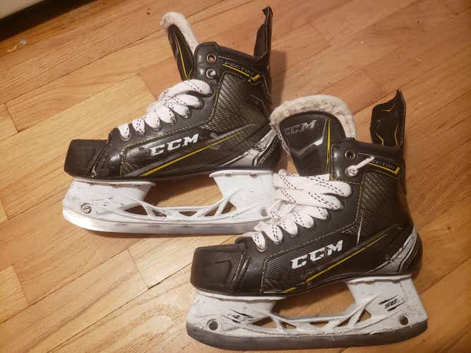 Used Intermediate CCM Tacks Vector Hockey Skates Regular Width Size 4