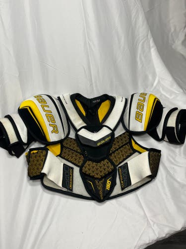 Used Medium Bauer  Supreme 190 Shoulder Pads