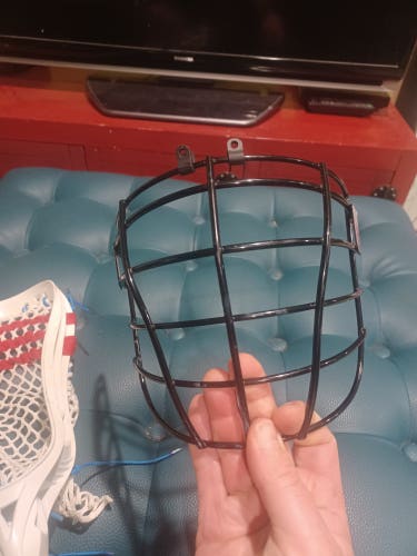 Box Lacrosse Mask / Cage  (Size Medium)