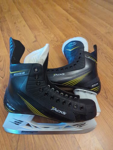 New Senior CCM Tacks 2052 Hockey Skates Regular Width 9.5
