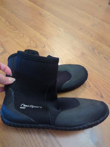 New SCUBA Boots Men's Size 10 (Women's 11) 5mm Gloves, Booties & Hoods