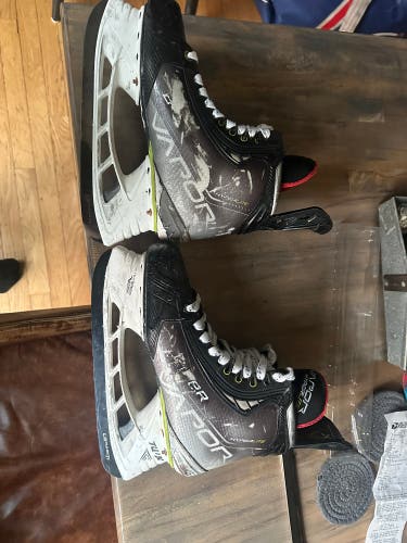 Senior Bauer   7.5 Vapor Hyperlite Hockey Skates