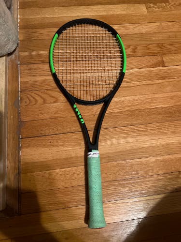 Wilson Blade 98 Tennis Racquet v6
