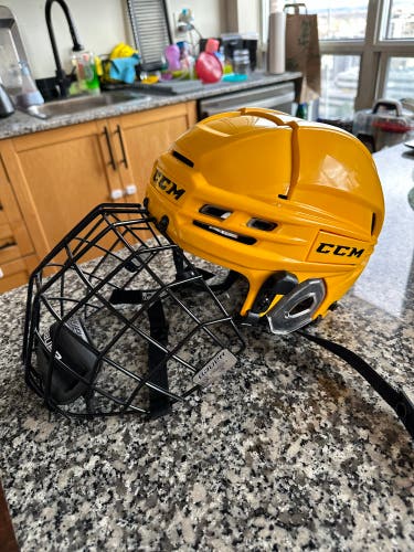 Used Medium CCM  Tacks 910 Helmet
