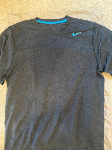 Black Used Men's Nike Dri-Fit Shirt - Size Medium