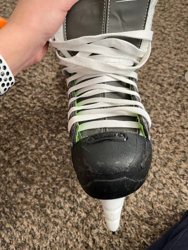 Intermediate Bauer Regular Width  6 Hockey Skates