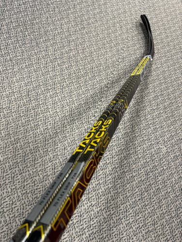 2-Pack CCM Tacks AS-V 70 flex P28 curve right hand sticks