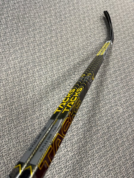 2-Pack CCM Tacks AS-V 70 flex P28 curve right hand sticks
